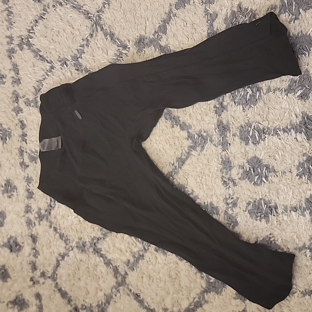 Gymshark crop legging. Ribbed material.  Cross waist